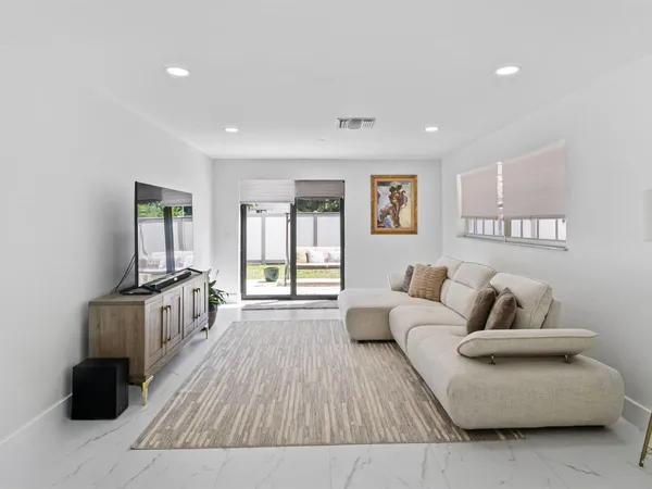 625 W 2nd St (4)