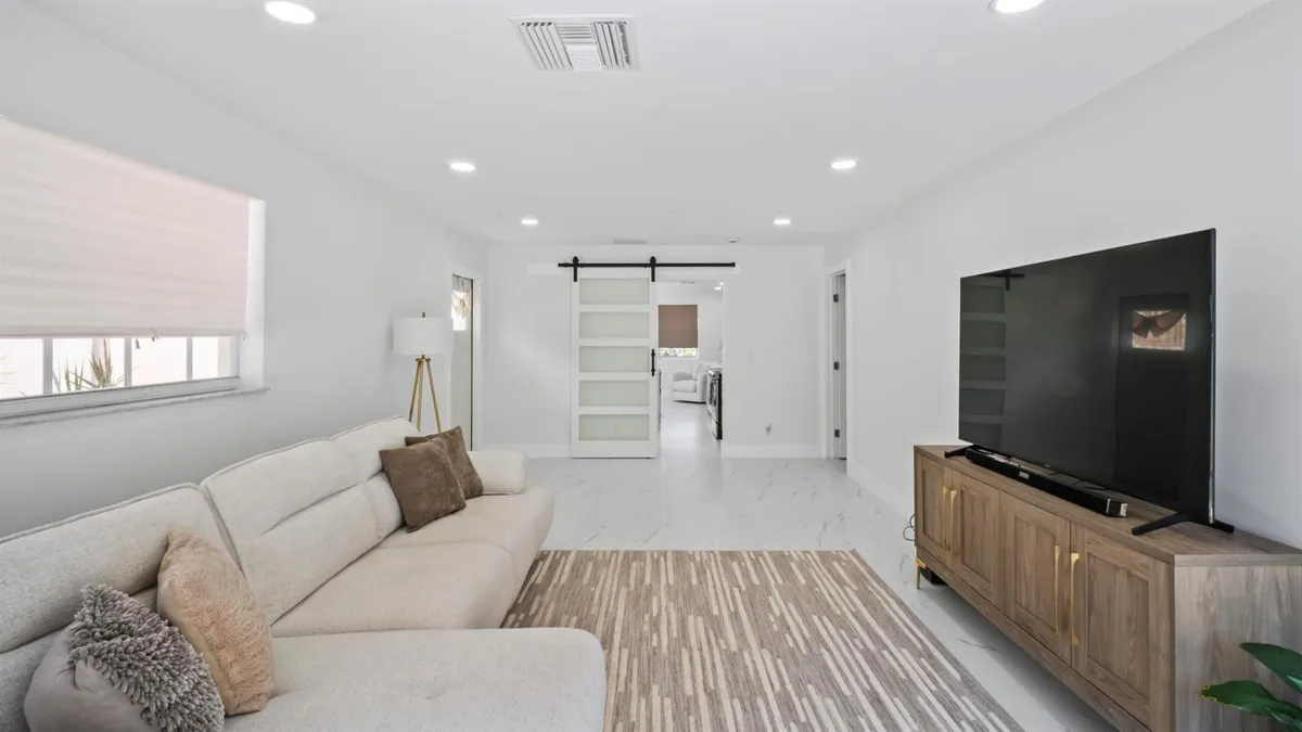 625 W 2nd St (1)