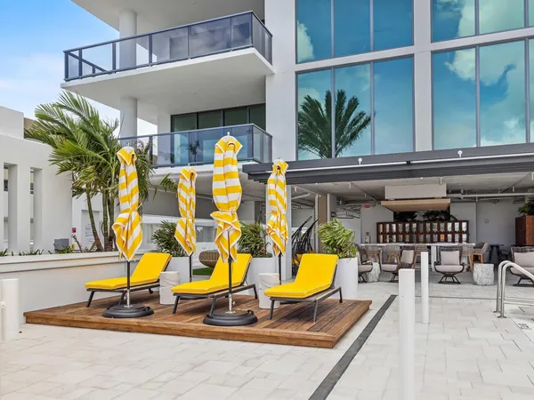 Beachside Lounge
