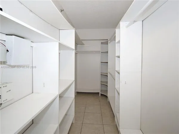 Walking closet Master Bedroom