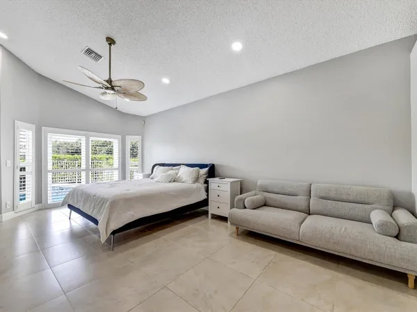 19-10370 NW 50th Ct-19